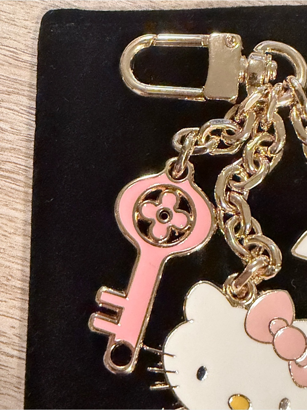 Source Unknown Pink and White Hello Kitty Enamel Key & Card Holder Charm - Picture 3 of 7